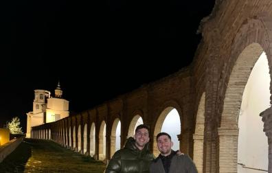 Los hermanos Javier y Jesús Areso, ayer, en el parque junto a la basílica de la Virgen del Romero de Cascante