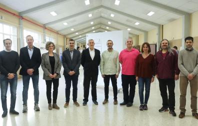 Representantes de Nastat, Educación, la UPNA y el profesorado que han colaborado en el proyecto junto con el vicepresidente Taberna, tras la presentación de los nuevos materiales para estudiar estadística