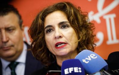 La vicepresidenta primera del gobierno, María Jesús Montero, habla con la prensa este martes