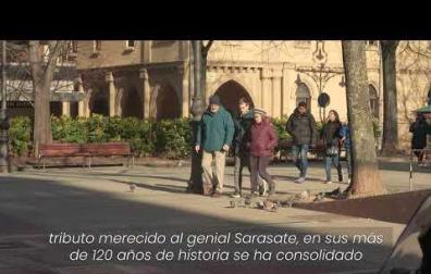 El paseo de Sarasate se reurbanizará en plataforma única, sin rampas ni escaleras, manteniendo las actuales alineaciones de arbolado y la previsión es que las obras estén acabadas para la primavera de 2026. El cálculo inicial es que requerirá de una inversión municipal de 10,4 millones de euros en tres años.