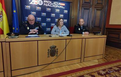 De izda a dcha; José María Borja, jefe de la Policía Nacional, Alicia Echeverría, delegada del Gobierno, y Raúl López Miguel, comisario de Seguridad Ciudadana.
