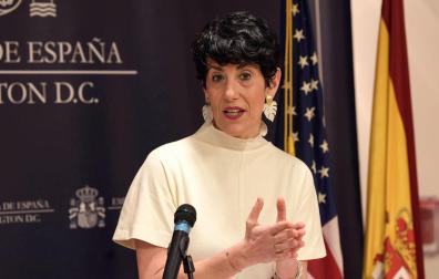La ministra de Inclusión, Seguridad Social y Migraciones, Elma Saiz, habla durante una rueda de prensa en la sede de la Embajada española en Washington