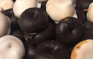 Se pueden cubrir de chocolate o de glasa blanca