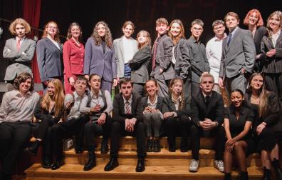 El doble elenco que participa este año en la obra, reunidos en el escenario del salón de actos del IES Plaza de la Cruz