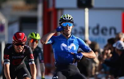 Pelayo celebra la primera victoria del Movistar Team 2024.