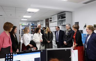Félix Taberna y Amparo López, junto con otras autoridades y personal de la Administración de Justicia, en su visita al Juzgado de Violencia sobre la Mujer número 2 de Pamplona, que ha entrado en funcionamiento este miércoles
