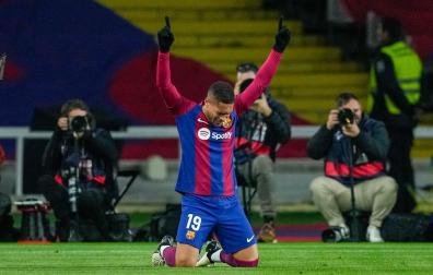 El delantero brasileño del Barcelona Vitor Roque celebra su gol