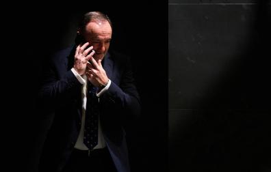 Javier Esparza habla por teléfono en el Parlamento de Navarra./
