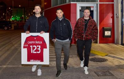 El Chimy abandonó El Sadar a las 23.00 h., justo antes del cierre de mercado, junto a Iñigo Domeño, empleado, y su agente Carlos Bilicich
