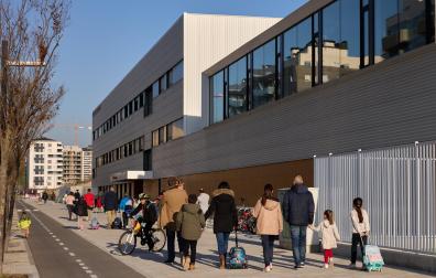 Padres y madres junto a sus hijos a la salida de la jornada lectiva en el colegio público Paderborn, en Lezkairu