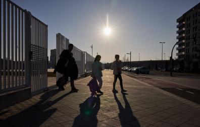 Un padre recoge del colegio Paderborn a sus hijos