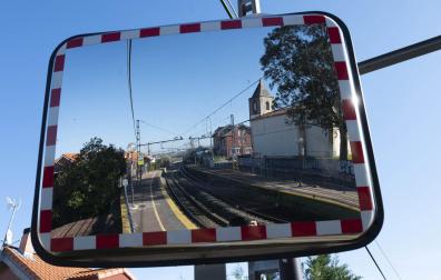 Vista del lugar donde ha fallecido un joven, este sábado, tras una pelea en el apeadero del tren de Boo de Piélagos en Cantabria.