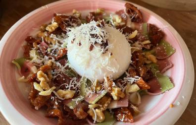Tomates secos, nueces, burrata... delicioso, de verdad. ¡Pruébenla!
