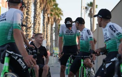 Sergio Román Martín, con sus excompañeros de equipo del Caja Rural-RGA