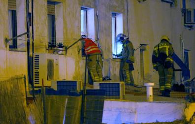 Los Servicios de Emergencias trabajan en el desescombro del edificio derrumbado en Badalona
