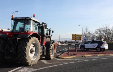 Tráfico afectado por la "tractorada" en el polígono Talluntxe, este miércoles.