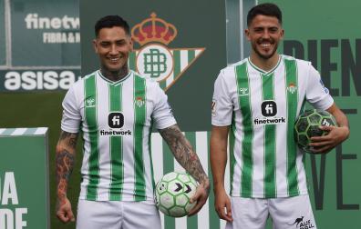 El Chimy Ávila, con su nueva camiseta en la sesión de fotos. Fue presentado junto a Pablo Fornals, que viene del West Ham./
