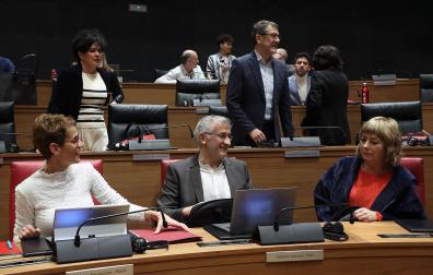 Chivite, Taberna y Ollo, durante el pleno del Parlamento de Navarra este jueves