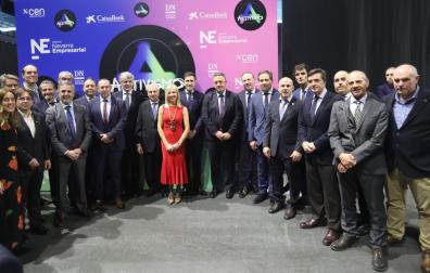 Desde la izquierda, Antonio Garamendi (presidente de la CEOE); María Chivite (presidenta del Gobierno de Navarra); Juan Miguel Sucunza (presidente de la Confederación Empresarial Navarra); María José Ballarín (consejera delegada de Obras Especiales); Isabel Moreno (directora de la territorial Ebro de CaixaBank) y Luis Colina (presidente del Consejo de Administración de Grupo La Información)
