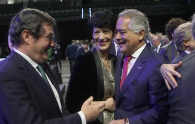 Antonio Garamendi se dirige sonriente a Juan Miguel Sucunza ante la mirada de la ministra de Seguridad Social y Migraciones, Elma Saiz