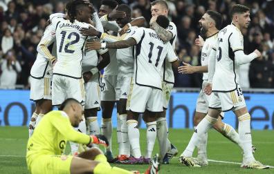 Los jugadores del Real Madrid celebran uno de los tantos ante un abatido Gazzaniga./