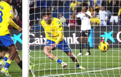 El exrojillo Marc Cardona celera el segundo tanto de Las Palmas contra el Valencia./