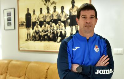 David Ruiz, entrenador de la Peña Sport, en la sala de trofeos y juntas del campo San Francisco de Tafalla