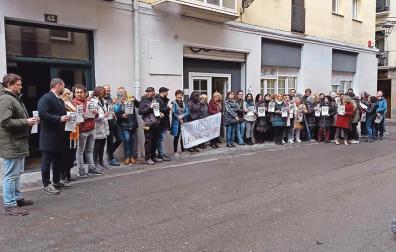 Concentración en solidaridad por la agresión y daños en la unidad de barrio del Casco Antiguo