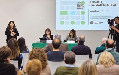 Las concejales Aitziber Campión y Garbiñe Bueno dirigen el foro de barrio celebrado este martes