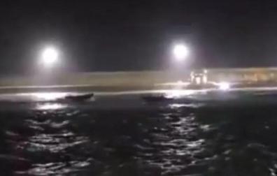 Fotograma de uno de los vídeos compartidos en redes sociales en los que se ve cómo la narcolancha embiste a la patrullera de la Guardia Civil en Barbate