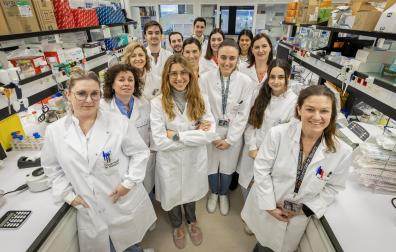 Grupo de Terapias Avanzadas de Tumores Sólidos Infantiles del CIMA. Primera fila (izda a dcha): Andrea Lacalle Carrasco y Marta Zalacaín Diez. Segunda fila: Marisol González-Huarriz, Reyes Hernández Osuna, Irati Hervás Corpión y Sandra Morales Sánchez.Tercera fila: Noelia Casares Lagar, Marta Alonso Roldán (directora laboratorio) y Carmen Ochoa Nieto. Cuarta fila: Daniel Palacios Alonso, Daniel de la Nava Martín, Javier Marcos Sanz, Sara Nuin Istúriz y Laasya Dhandapani.