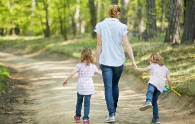 Existen familias monoparentales derivadas de la maternidad en solitario, con personas divorciadas o separadas, con personas viudas o parejas de desaparecidos y con personas abandonadas que se han visto forzadas a asumir sus responsabilidades parentales en solitario