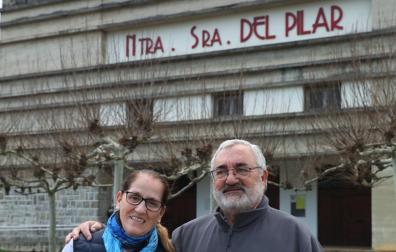 Ana Monserrat, teresiana y Laurentino Díaz, párroco y franciscano, frente al edificio que allberga la parroquia en el grupo Urdánoz de Echavacoiz.
