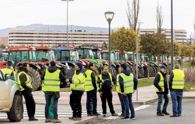 Una quincena de agricultores conversan en Zizur antes de trasladarse al centro de la capital navarra para sumarse a la marcha a pie