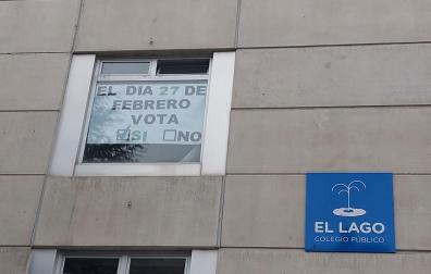 Cartel en una ventana del colegio El Lago de Mendillorri en la que piden votar sí a la jornada continua