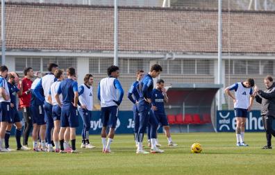 Arrasate da indicaciones a sus jugadores en un entrenamiento de esta semana en Tajonar