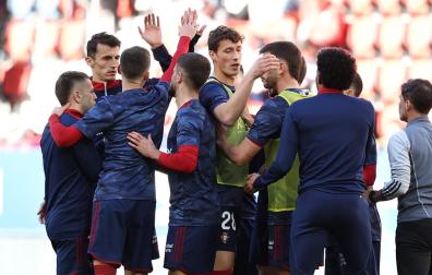 Piña de los jugadores de Osasuna en el calentamiento