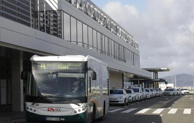 Una villavesa y varios taxis en la terminal del aeropuerto de Noáin.