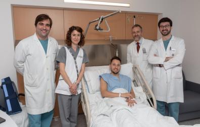 Linhares ya está en planta tras ser operado de su grave lesión de rodilla