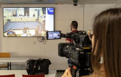 Periodistas graban la señal institucional del juicio que se celebra en la Audiencia esta semana.
