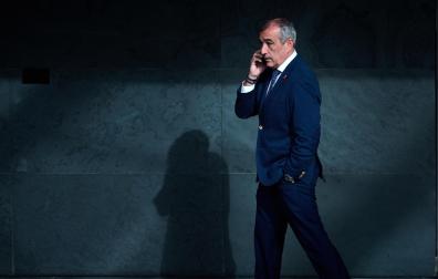 El consejero Óscar Chivite, este jueves en los pasillos del Parlamento