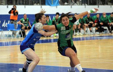 Nerea Canas, uno de los motores ofensivos del equipo navarro, presionada en Oviedo