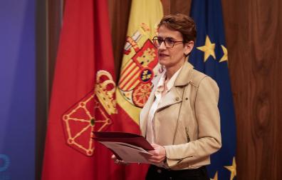 La presidenta del Gobierno de Navarra, María Chivite, interviene durante una rueda de prensa, en el Palacio de Navarra, este lunes