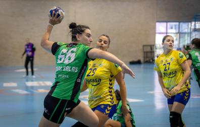 Valeska Lovera, superando a la defensa del Rocasa Gran Canaria esta temporada