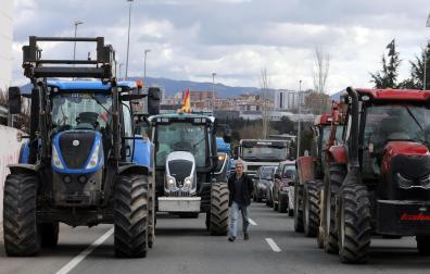 Tractores, con coches y camiones bloqueados este viernes en el polígono de Orkoien