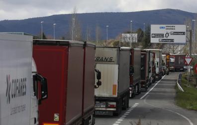 El polígono Arazuri-Orkoien se formaron colas de camiones que trataban de llegar a las empresas