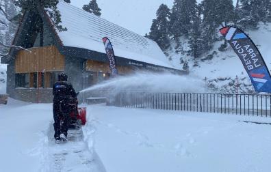 Un empleado del Centro de esquí nórdico Larra-Belagua limpia el acceso al refugio de La Contienda en medio de la nevada de este sábado