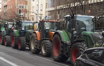Tractores por la Avenida Baja Navarra de Pamplona, este lunes 26 de febrero por la mañana