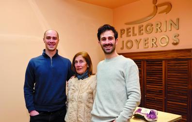 Iker y Xabier Pelegrín Vivanco posan con su madre, Yolanda, en la joyería que abrió su padre