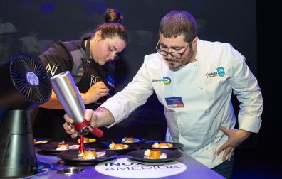 El chef riojano Abel Gurrea da los último toques a su pincho junto a su ayudante Alba Blasco Herrero.